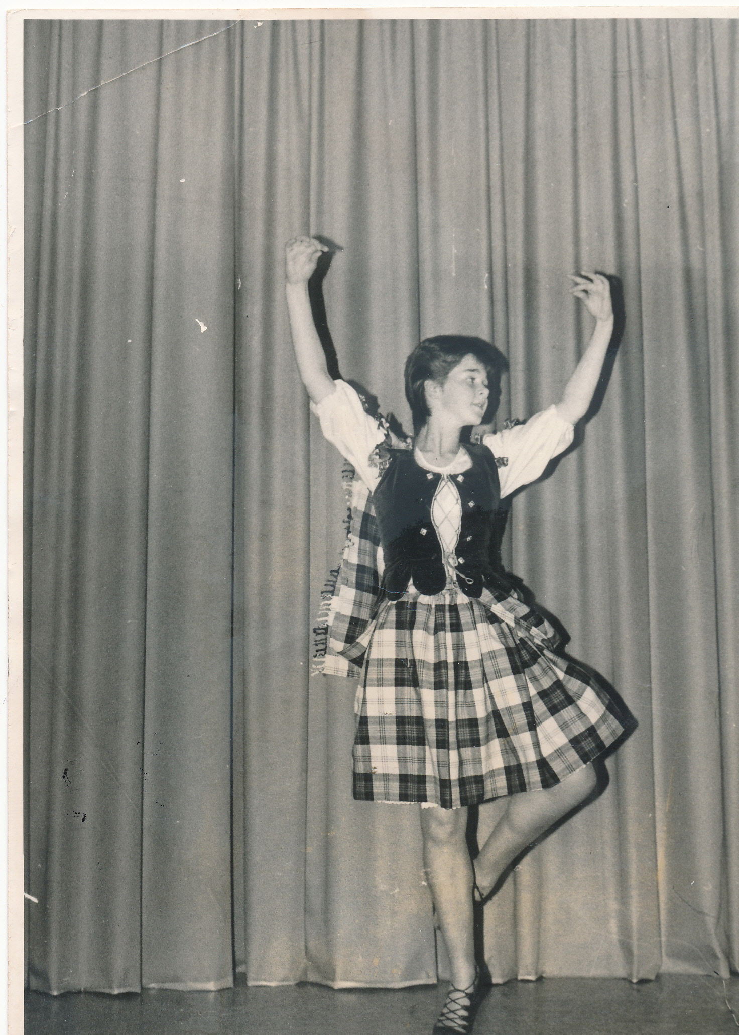 Historisches Foto: Junge T&auml;nzerin in Tracht