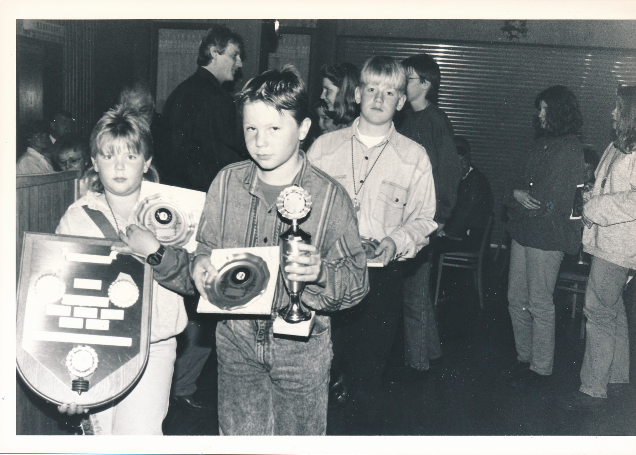 Historisches Foto: Kinder mit Pokalen und Urkunden