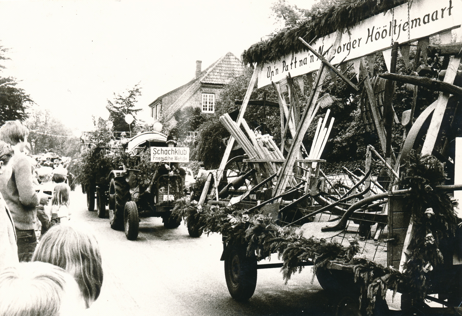 Historisches Foto: Festumzug mit Erntewagen