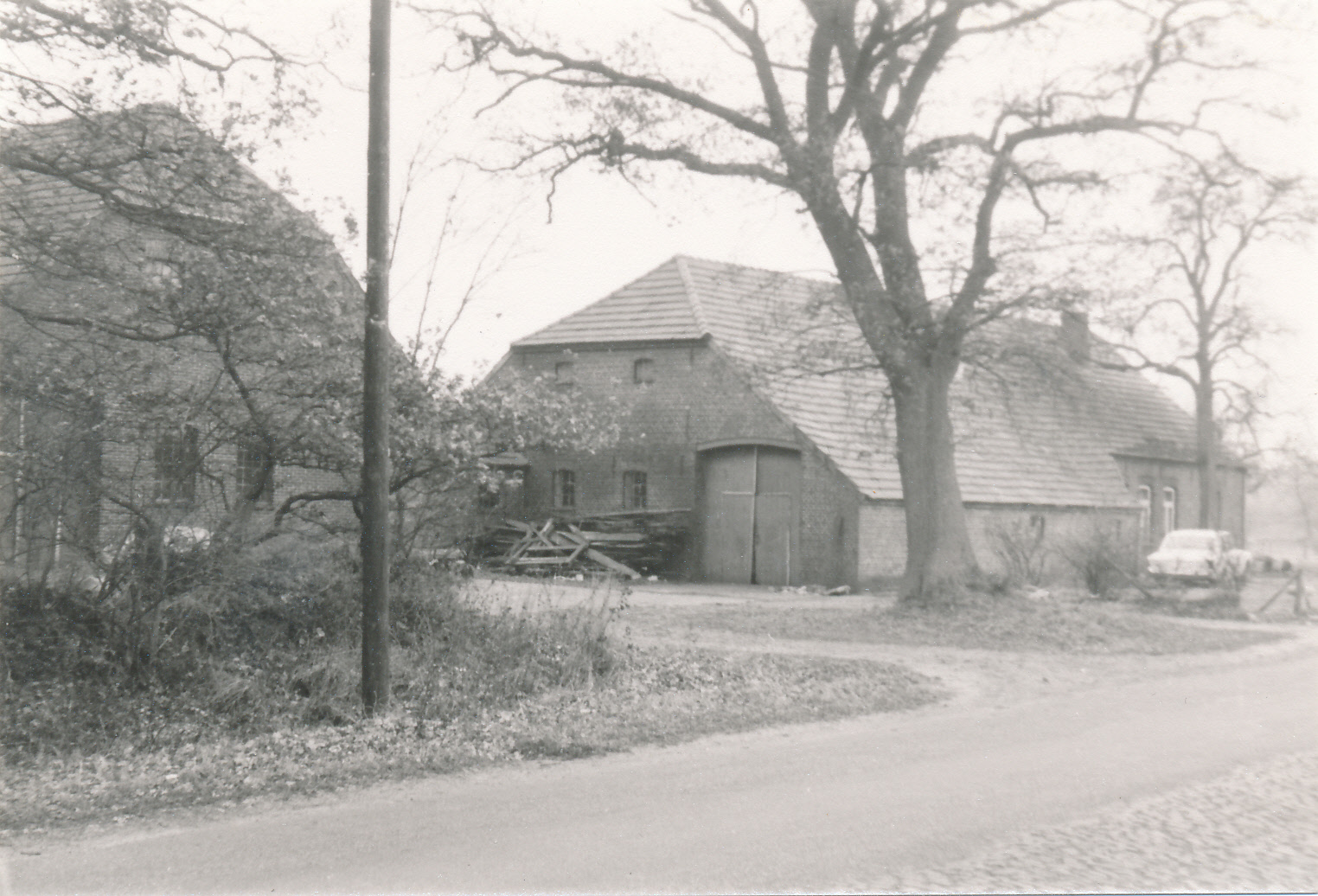 Historisches Foto: Gulfhof an einer Landstra&szlig;e